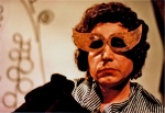 Bazon Brock als Peggy Guggenheim, in „Peggy und die anderen oder: Wer trägt die Avantgarde?“